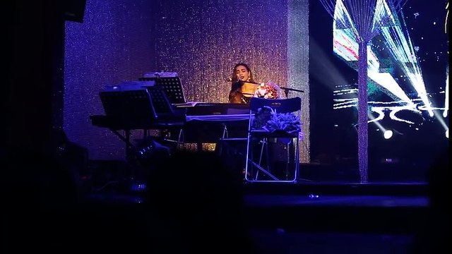 Hồ Ngọc Hà ngẫu hứng chơi đàn piano cover Anh cứ đi đi khiến khán giả mê mẩn