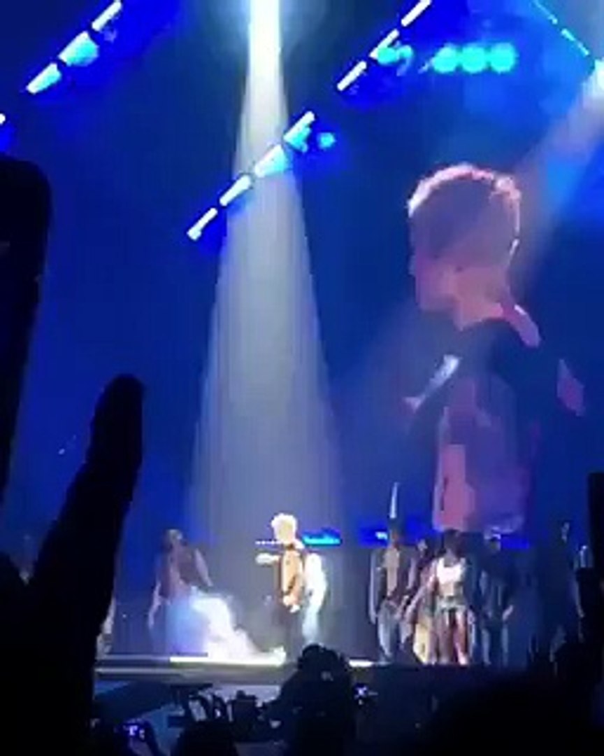 ⁣Đá nước vào vũ công, Justin Bieber trượt ngã dập mông trong concert