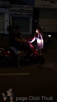 Vợ đánh chồng giữa đường trước mặt con