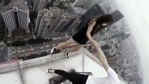 Cặp đôi chạy nhảy trên tòa nhà cao tầng Trung Quốc