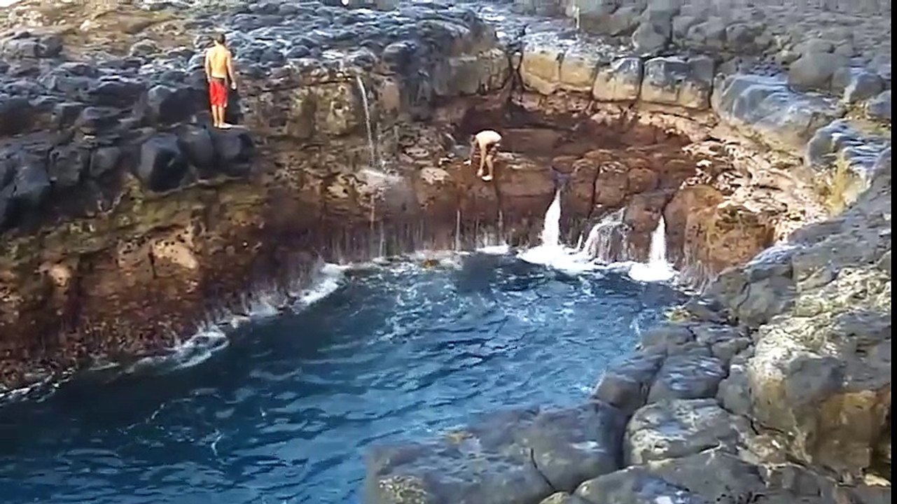 Cảnh tượng hồ "chết chóc" đầy quái lạ thu hút 12 triệu lượt xem