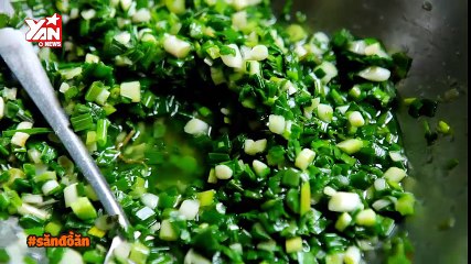 [Nhòm Nhèm] Toát mồ hôi với món bánh mì nướng muối ớt đang "sốt xình xịch"