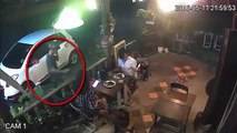 Mải mê chụp hình hai cô gái bị giật mất túi xách ngay tại quán ăn