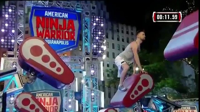 Người đàn ông dùng chân giả đi thi không giới hạn thu hút hơn 10 triệu lượt xem