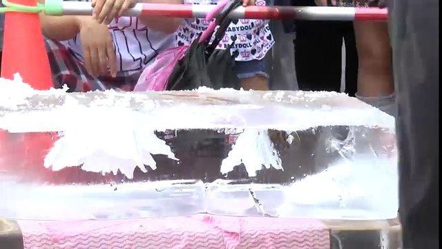 Chỉ cần một tảng đá trong suốt, một cái máy khoan và ít màu đã có thể trở thành một tác phẩm nghệ thuật như thế này