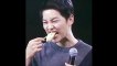 Phản ứng cực yêu của Song Joong Ki khi ăn sầu riêng