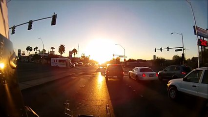 Un mec s'énerve sans raison contre un motard en allant au travail le matin