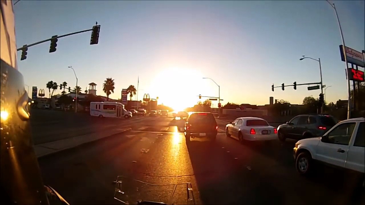 Un mec s'énerve sans raison contre un motard en allant au travail le matin