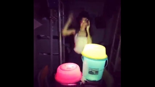 Vũ trường trong kí túc xá nữ