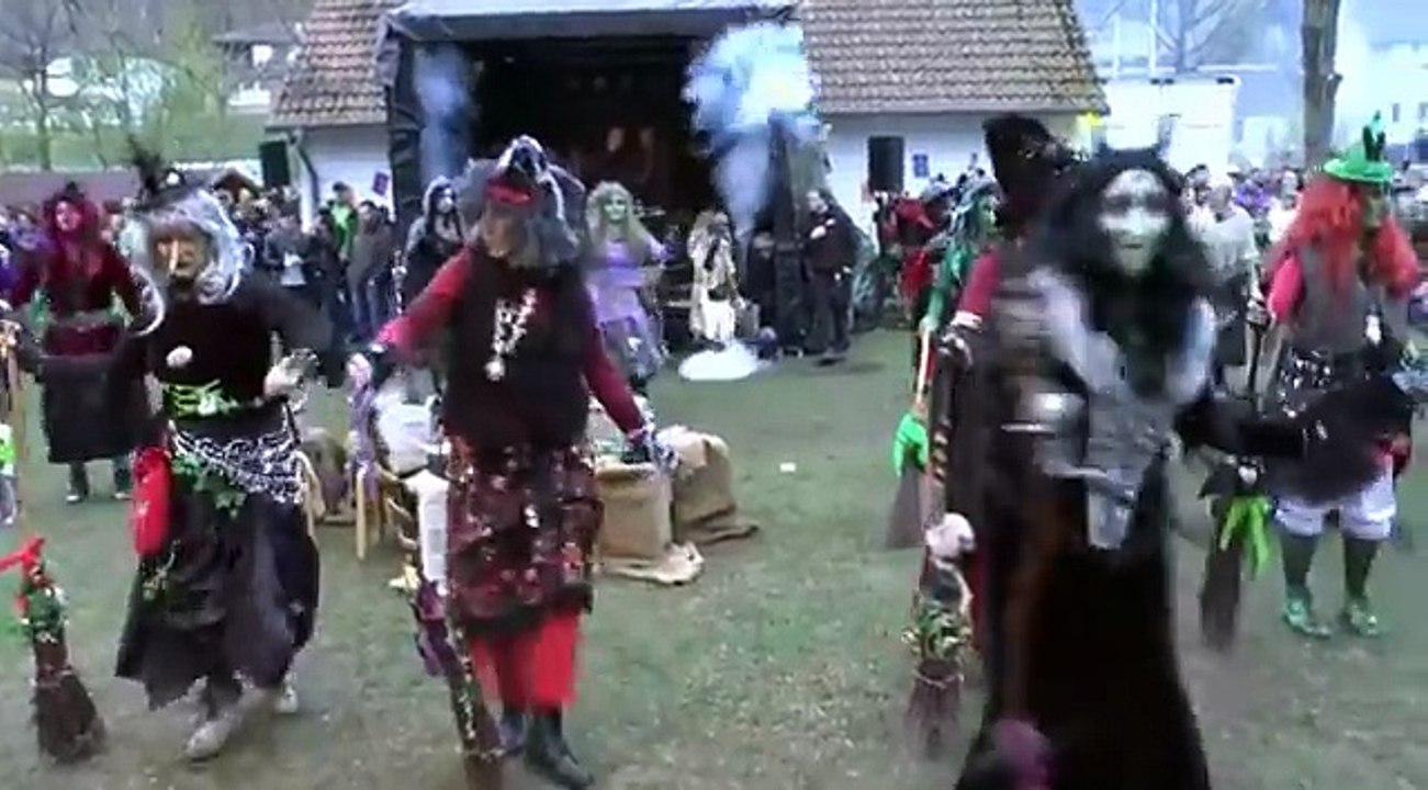 Danse de sorcières sur du raggae electro dans un festival... WTF