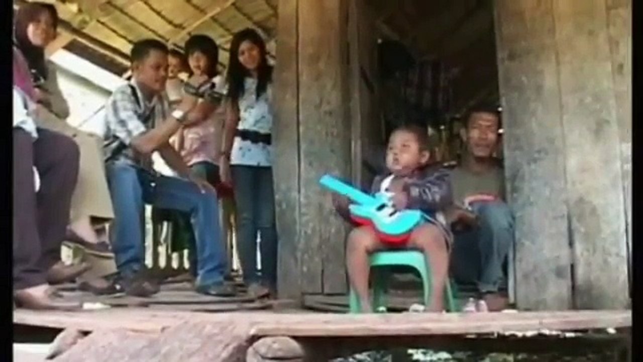 Qu'est devenu Ardi, l'enfant qui fumait 40 cigarettes par jour à l'âge de deux ans ?