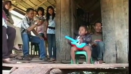 Qu'est devenu Ardi, l'enfant qui fumait 40 cigarettes par jour à l'âge de deux ans ?