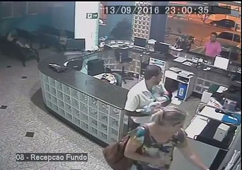 Un réceptionniste rattrape un bébé de justesse