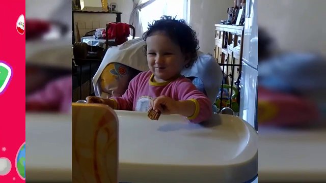 (°◡°♡) Смешное видео - маленькая Алис смотрит футбол) Very funny)