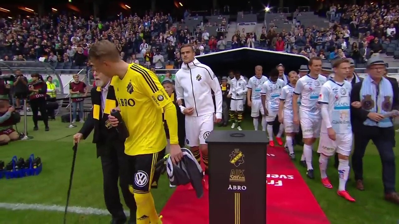 Des personnes âgées accompagnent des joueurs de foot pro lors de l'entre sur le terrain