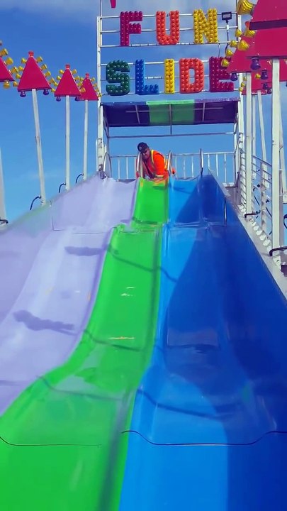 Un tout petit chien se fait le kiff de sa vie en dévalant un toboggan géant