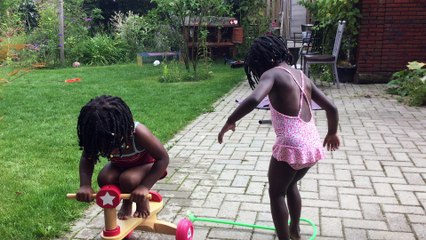 Mara Julie en Luisa Sara spelen in de tuin