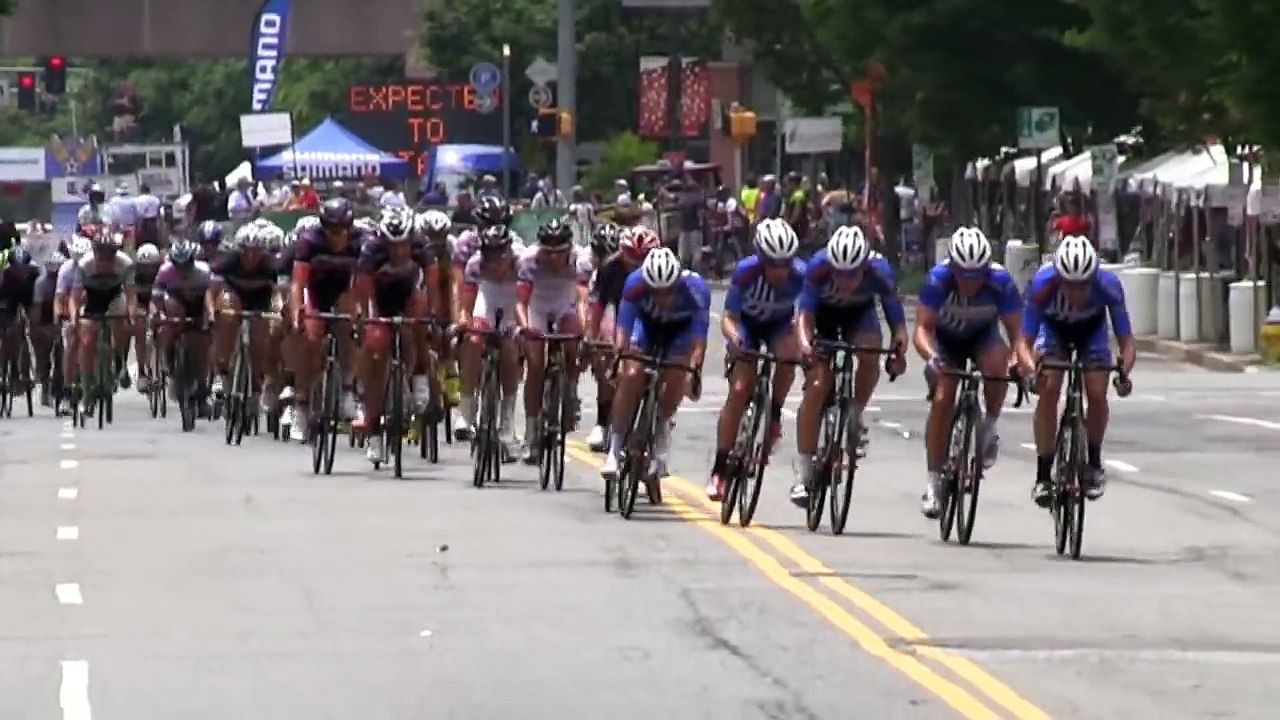 Une voiture provoque un terrible accident pendant une course cycliste