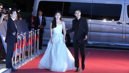 Cặp đôi Hậu duệ Mặt Trời tình tứ trên thảm đỏ Baeksang