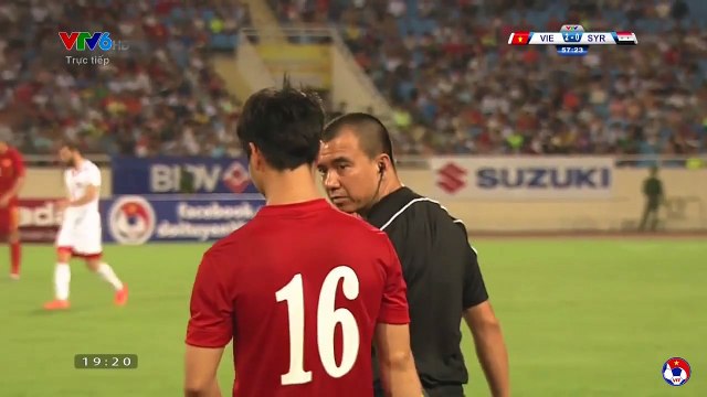 Cổ động viên Việt Nam cổ vũ khi Công Phượng vào sân