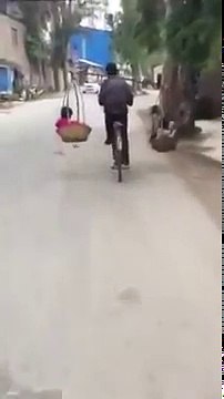 Người cha vi diệu vừa gánh con trên vai vừa chạy xe đạp