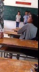 Nam sinh đánh bạn gái trong lớp học