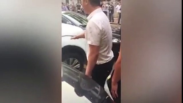 Nữ tài xế lái Range Rover đâm liên tiếp vào siêu xe Jaguar, người dân đứng bên hò reo cổ vũ