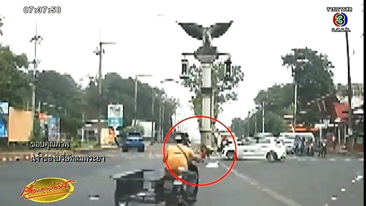 Bé gái 4 tuổi bị rớt từ trên xe xuống giữa đường