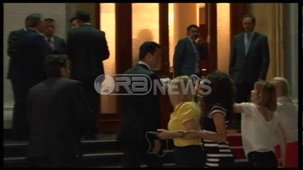 Ora News - Basha hyn ne Kuvend: Urime të gjithë shqiptarëve