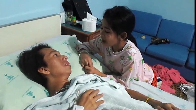 Bé gái ngày ngày vào bệnh viện chăm sóc và hát cho mẹ bị viêm gan siêu vi B