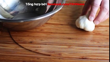 Lột 20 củ tỏi trong 20 giây bằng cách lắc cực lạ