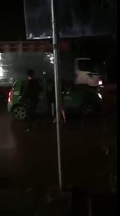 Cô gái bị đánh giữa đường phố