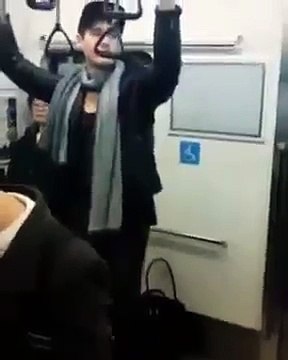 Trai đẹp... tập gym khi phát hiện đang bị quay lén trên tàu điện ngầm