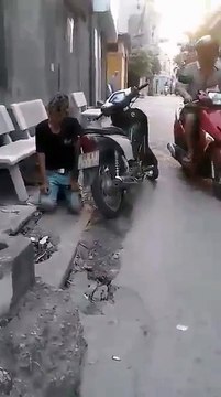 Cô gái bắt bạn trai quỳ gối xin lỗi trên đường phố