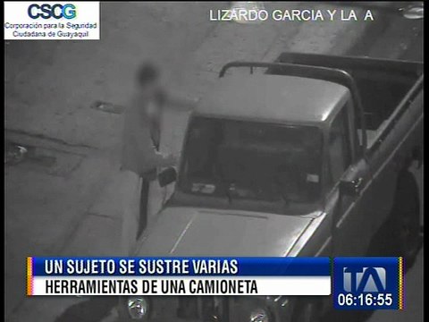 Antisocial roba pertenencias tras abrir una camioneta