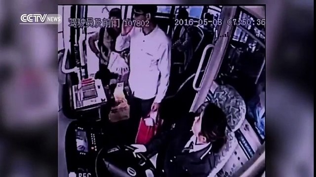 Nữ tài xế xe buýt bị đánh đấm túi bụi suốt 5 phút vì dám nhắc hành khách nam ngừng hút thuốc