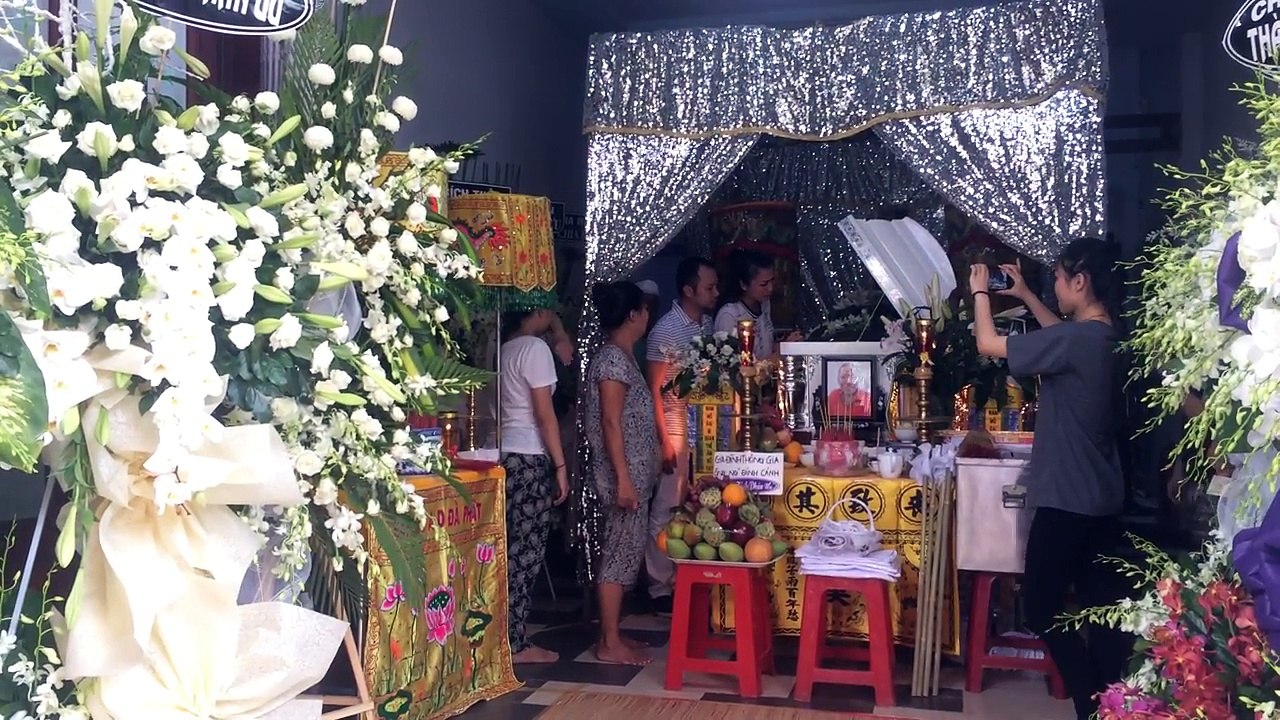 Hồng Ngọc bên linh cữu bố