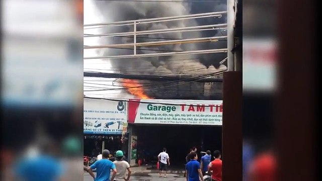 Gara ôtô bốc cháy dữ dội giữa trưa ở Sài Gòn