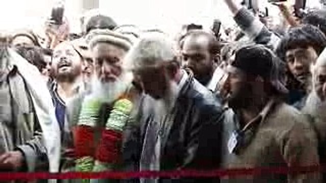 Sufia Noorbakhshia: - Murshid e Azam Bawa Faqir Mohammad Ibrahim sb Cutting fitta of Masjid in sufi pang