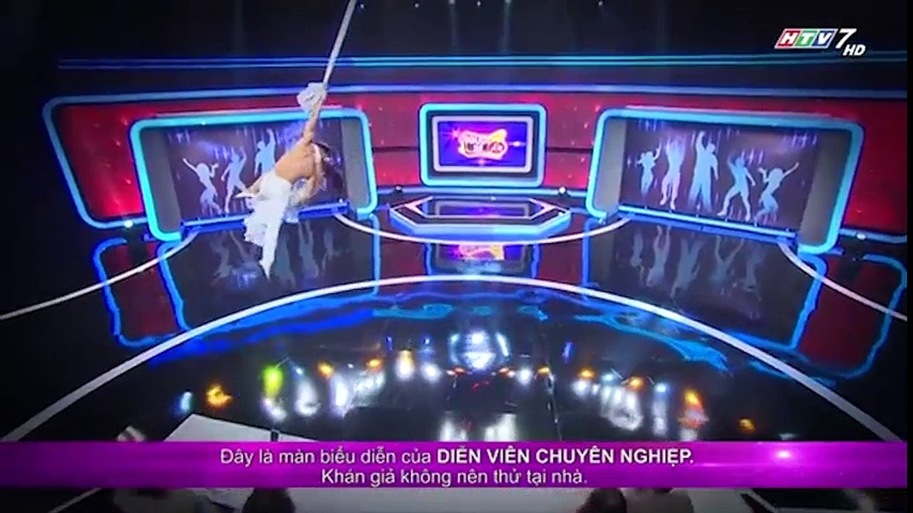 Mãn nhãn với màn hôn nhau trên không của Người bí ẩn khiến khán giả phải trố mắt trầm trồ.mp4