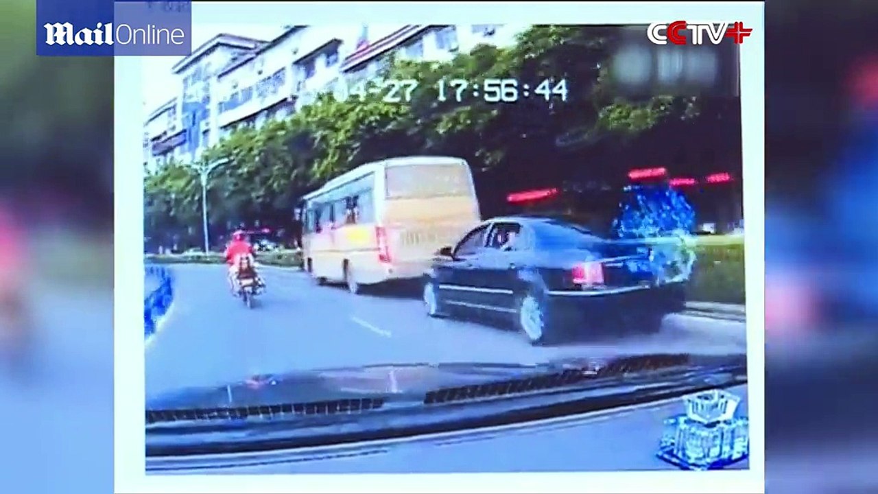 Thót tim nhìn bé gái rơi ra từ cửa sổ xe buýt