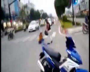 Chồng đánh vợ lăn quay, bất tỉnh giữa phố