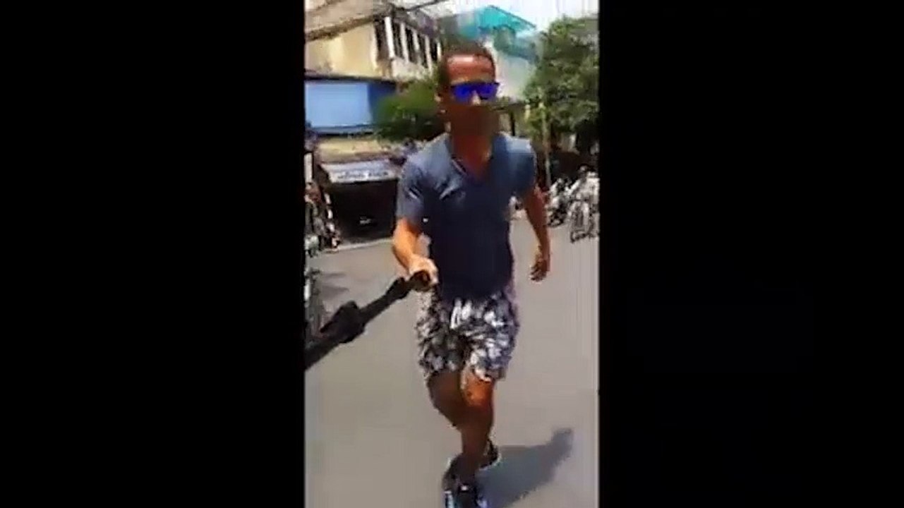 Thanh niên nước ngoài mạo hiểm thử thách trượt ván giữa đường phố Việt Nam