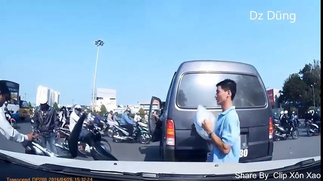 Người dân hết lòng giúp đỡ thanh niên bị cháy xe giữa đường