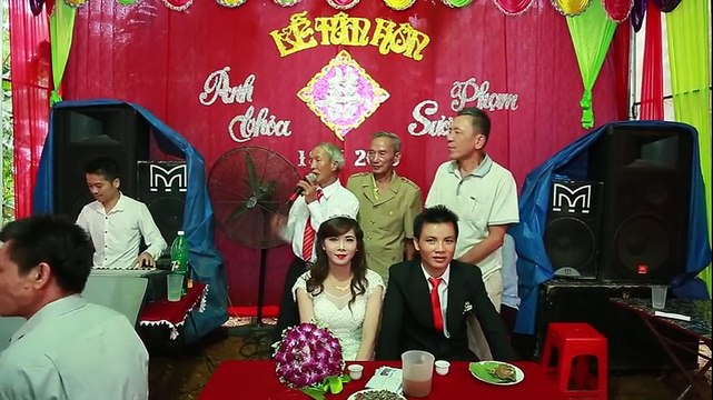 Sốt với clip cụ ông xì tin hát Anh bỗng thấy nhớ em nhiều tặng cho cô dâu chú rể