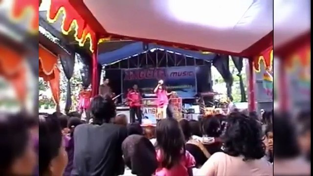 Bị rắn cắn, nữ ca sĩ vẫn cố hát 45 phút trước khi chết