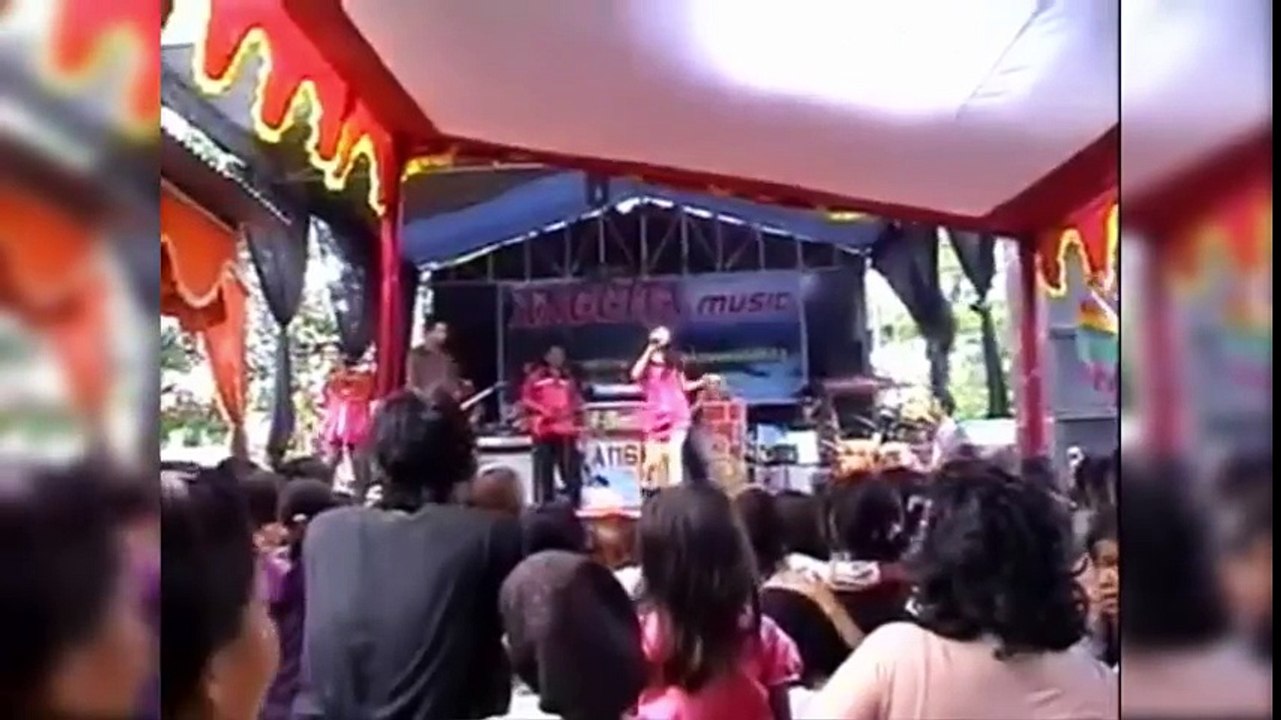 Bị rắn cắn, nữ ca sĩ vẫn cố hát 45 phút trước khi chết