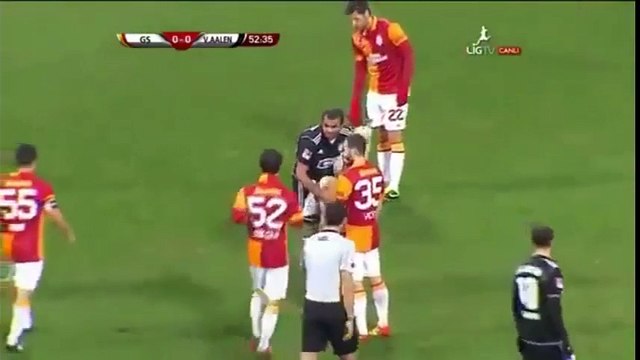 Chết cười với màn đại náo sân bóng của 2 cầu thủ chó