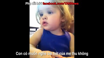 Bé gái khóc khi nghe giọng hát từ người mẹ đã mất của mình