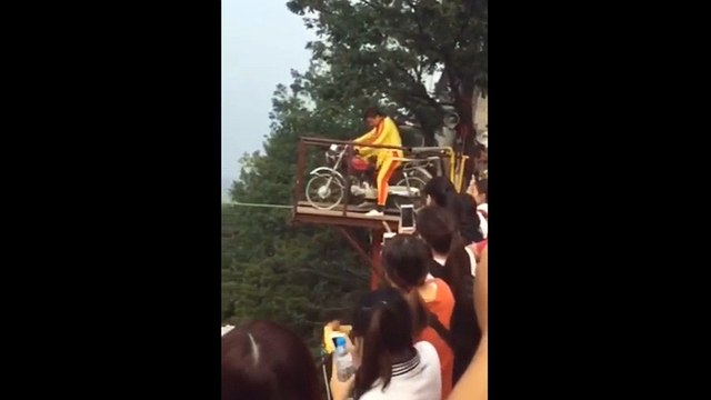 Nổi da gà với màn chạy xe máy trên dây qua vách núi